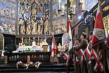 Mszę świętą w intencji Ojczyzny, koncelebrował ksiądz archiprezbiter Bronisław Fidelus, proboszcz Parafii Mariackiej.