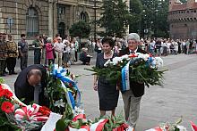 Przy Grobie Nieznanego Żołnierza składano wieńce i wiązanki kwiatów. 
W imieniu samorządu krakowskiego wieniec złożyli: Zastępc