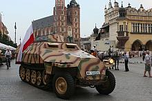 Zdobyczny transporter ozdobiony polską flagą zrobił rundę wokół Rynku Głównego.