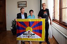 Flagę Tybetu przed zawieszeniem zaprezentowali: Przewodnicząca Rady Miasta Krakowa Małgorzata Radwan-Ballada oraz Radni Tomasz B