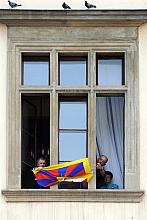 Następnie flagę wywieszono z okna gabinetu Przewodniczącej Rady Miasta Krakowa.