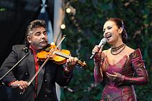 Na scenie pojawiła się także grupa Miklosza Deki Czureja. 
Jej lider towarzyszył na skrzypcach Grażynie Brodzińskiej.
