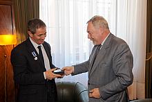 Podczas pożegnalnej wizyty Prezydent Miasta Krakowa profesor Jacek Majchrowski odznaczył dyrektora Giovanniego Sciolę Odznaką 