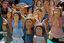 Drewniane aniołki modlą się żarliwie, aby nie zniknęła krakowska, targowa tradycja.
