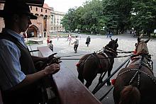 Atrakcją Krakowa jest omnibus konny, nazywany trochę na wyrost "tramwajem". 
Powozi nim pan Jacek, który świetnie sob