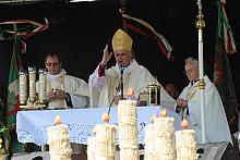 Polową mszę świętą koncelebrował ks. infułat Janusz Bielański, któremu towarzyszyli księża Andrzej Kott i Jan Głodź.