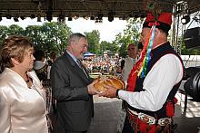 Starosta dożynek Zdzisław Sendor wręczył Przedentowi Jackowi Majchrowskiemu pierwszy dożynkowy chleb. 