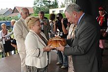 Bochen chleba trafił w ręce Teodozji Maliszewskiej, przewodniczącej Rady Dzielnicy IV, która w przyszłym roku będzie organizator
