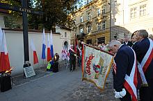 Sztandary pochyliły się przed Krzyżem symbolizującym walkę Polaków o wolność i niezawisłość.
