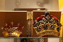Na wystawie zgromadzono pamiątki przedstawiające związki Krakowa ze Stolicą Apostolską. Były wśród nich korony papieskie do koro