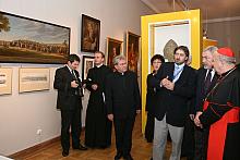 Dyrektor Michał Niezabitowski objaśniał ekspozycję, na którtej zaprezentowano między innymi obraz przedstawiający wjazd polskieg
