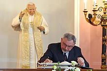 Z okazji 30. rocznicy rozpoczęcia pontyfikatu Jana Pawła II w krakowskiej kurii wystawiono "Księgę pamiątkową". 
Jako