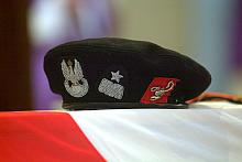 Na berecie - oprócz orzełka, gwiazdki i generalskiego wężyka - odznaka 4 pułku pancernego "Skorpion".