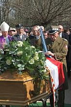 Zgodnie z ceremoniałem z trumny zdjęto szarfę w barwach Krzyża Virtuti Militarii, flagę narodową i czarny, pancerniacki beret or