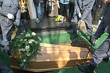 ...który stanął nad mogiłą Ojca Adama w Alei Zasłużonych na cmentarzu Rakowickim.