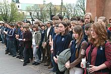 Obecność młodych krakowian pod Krzyżem Katyńskim daje nadzieję, że pamięć o pomordowanych Polakach nie zaginie. Biorący udział w