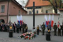 Podczas trwania uroczystości wartę przy Krzyżu Katyńskim trzymali żołnierze, policjanci i najmłodsi wartownicy, harcerze.