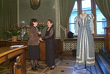 "Niech ta suknia świadczy o tym, że w moim Krakowie wszystko się zaczęło" - stwierdziła Jubilatka przekazując, do  Muz