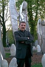 Autor, rzeźbiarz Michał Batkiewicz na tle swojego dzieła.
