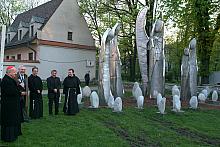 Przed Bazyliką Franciszkanów pod wezwaniem św. Franciszka z Asyżu i vis a vis Papieskiego Okna wyrosła grupa rzeźb.

 
