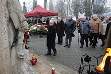 Kwiaty składali: przedstawiciele Związku Żołnierzy Ludowego Wojska Polskiego...