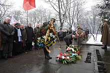Uczestniczy uroczystości przeszli na cmentarz Rakowicki i pod Pomnikiem Partyzantów...