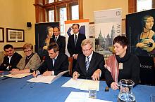 Dokument podpisali: Zastępca Prezydenta Tadeusz Trzmiel oraz Prezes Zarządu Polimex-Mostostal S.A. Konrad Jaskóła. 