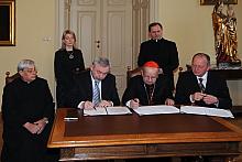 Podpisanie umowy powołującej Instytut Dialogu Międzykulturowego im. Jana Pawła II w Krakowie

