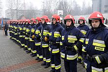 Krakowscy zawodowi strażacy, sukcesorzy długiej, przeszło stuletniej tradycji, otrzymują tego dnia sprzęt, który pozwoli im jesz