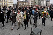 Ruszył Marsz Pamięci. Ludzie szli z placu Bohaterów Getta - ten krakowski "Umschlagplatz" jest dziś miejscem pamięci z