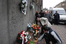 Marsz Pamięci mijał po drodze zachowany fragment murów "żydowskiej dzielnicy mieszkaniowej". 
Złożono tu kwiaty. Wiąz