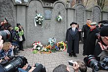 Pod murem getta głos zabrał rabin naczelny Galicji Edgar Glück.
