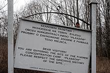 Teren KL Plaszow to jeden wielki cmentarz. Nikt nie wie - zbrodniarze zniszczyli dokumentację - ilu ludzi tutaj spoczywa.