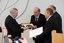 Nagrodę ufundowaną przez Prezydenta Krakowa  odebrali w imieniu miasta Chmielnika burmistrz Jarosław Zatorski oraz proboszcz mie