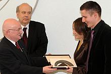 Przeznaczoną dla profesora Jana Błońskiego nagrodę odebrali wnuczka Barbara Błońska  i wnuk Jan Błoński. 