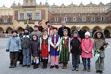 Po uroczystości do wspólnego zdjęcia ustawiły się dwa pokolenia
"kościuszkowców": uczniowie z Goszyc oraz delegacja K