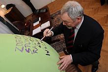 Prezydent Miasta Krakowa Jacek Majchrowski włąsnoręcznie malował pisankę.