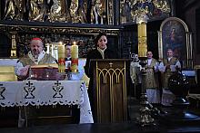 Modlitwę wiernych czytali: Wiceprzewodnicząca Rady Miasta Krakowa Marta Patena...