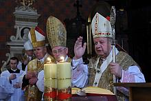 Msza święta dobiegła końca. Ksiądz kardynał pobłogosławił jej uczestników.