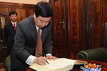 Yang Zhi, Wiceprezydent Nanjing został poproszony o złożenie podpisu w księdze pamiątkowej.