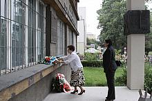 Pod tablicą pamiątkową złożono kwiaty.
Krakowski samorząd reprezentowały Zastępca Prezydenta Miasta Krakowa Elżbieta Lęcznarowi