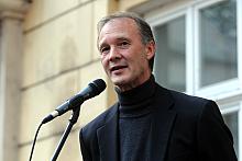 Następnie zabrał głos Ottmar Hörl, rektor norymberskiej Akademii Sztuk Pieknych, autor "jubileuszowej instalacji", któ
