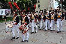 W rytm bębnów maszerowali fizylierzy i grenadzierzy ze sławnego 4. pułku armii Xięstwa Warszawskiego.