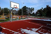 Nowe, kolorowe boisko, a raczej plac sportowy składa się z kilku części. Oprócz boiska do koszykówki...