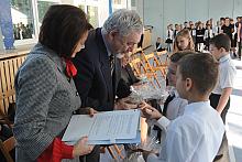 Zaproszeni goście otrzymali upominki. Prezydent Miasta Krakowa dostał od uczniów figurkę olimpijczyka, wykonaną podczas zajęć ar