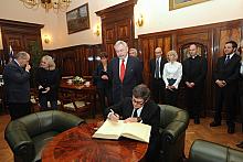 Prezydent Rzymu Giovanni Alemanno wpisał się księgi pamiątkowej.