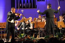 Orkiestrę prowadził Maxim Vengerov, światowej sławy skrzypek, urodzony w roku 1974 w Nowosybirsku.