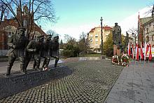 11 Listopada - złożenie kwiatów pod pomnikiem Józef Piłsudskiego