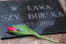 Kwiaty na grobie Wisławy Szymborskiej w pierwszą rocznicę śmierci