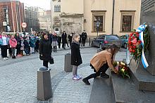 Złożenie kwiatów pod pomnikiem Józefa Dietla